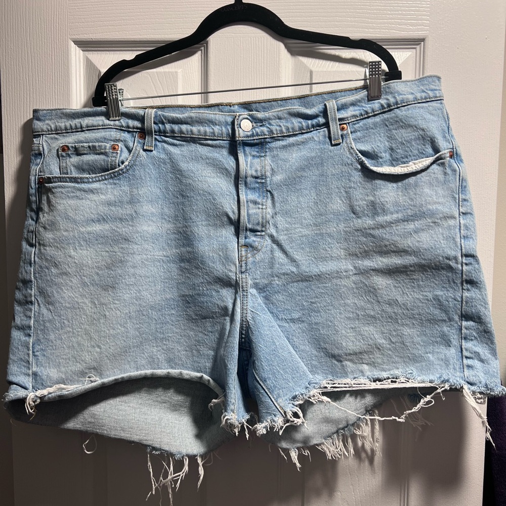 Levis light blue Jean Shorts with Distressed Hem and high waisted Fit🩵